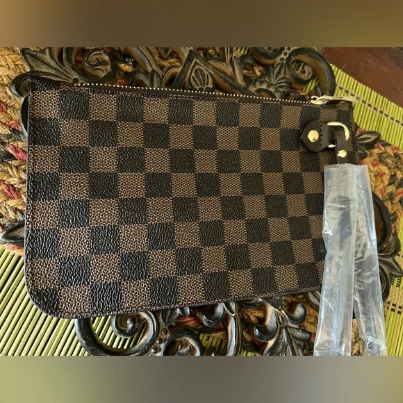 Fashion Checkered Brown Clutch / wristlet - NWOT - made of quality material . - Picture 4 of 12